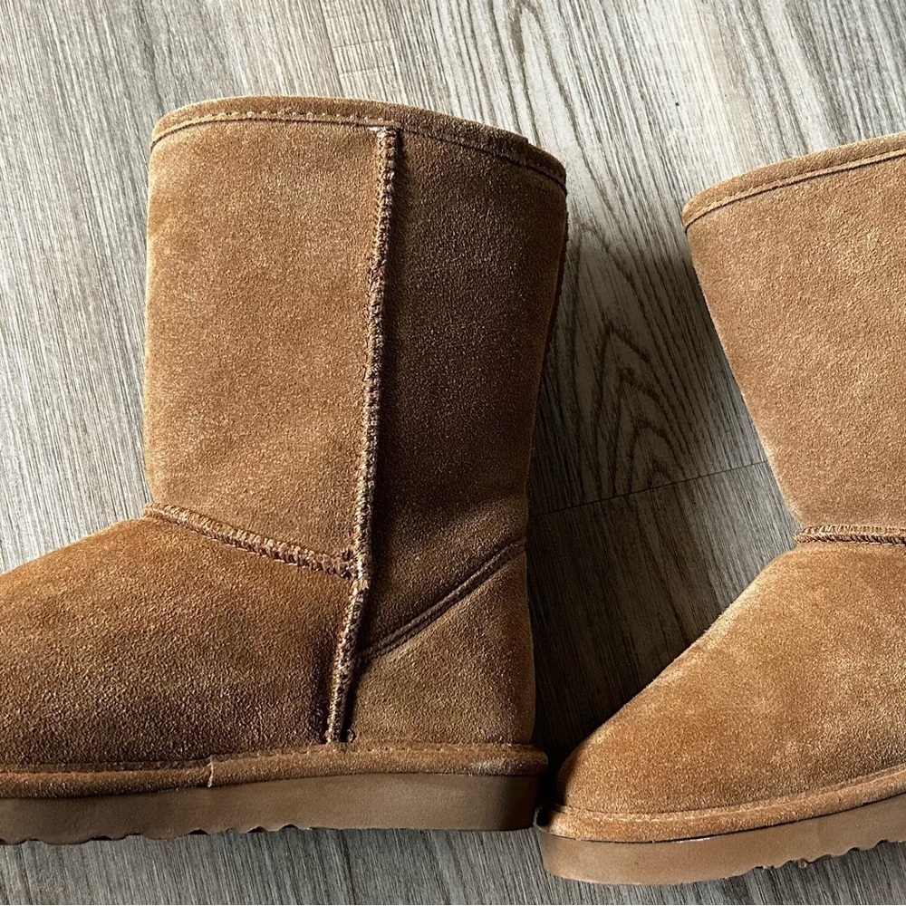 BearPaw, Classic Brown Suede Boots Sz 6/7. - Picture 4 of 8